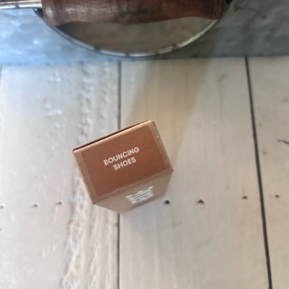 GXVE by Gwen Stefani Paint it Up 24 HR Cream Eyeshadow shade BOUNCING SHOES - Picture 4 of 6